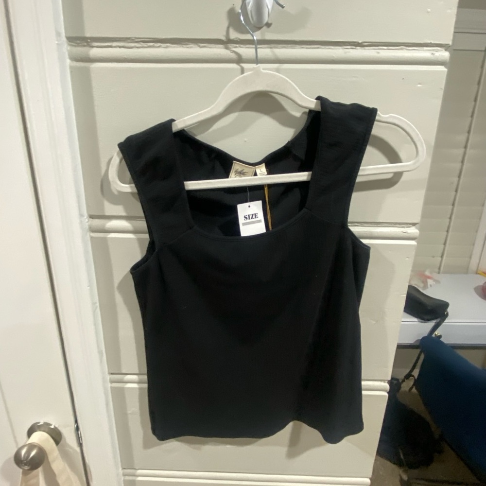 Black fitted top